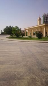 مساحة خضراء جميلة مع تصميم خارجي مميز للمبنى في سنا الأندلس